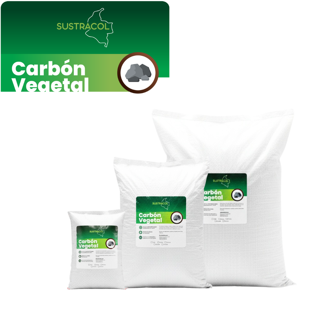 Carbón Vegetal Sustracol acompañado de pala y trozos de carbón, mejora la aireación y previene hongos en jardinería.
