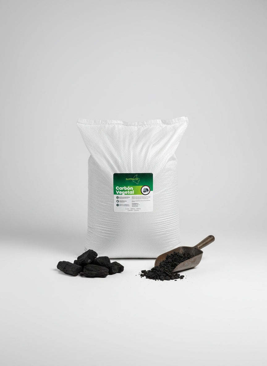 Empaque grande de Carbón Vegetal Sustracol, insumo ecológico para mejorar la estructura del suelo y retener nutrientes.
